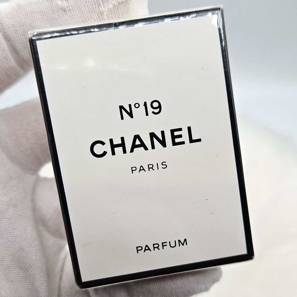 CHANEL No 19 Parfum